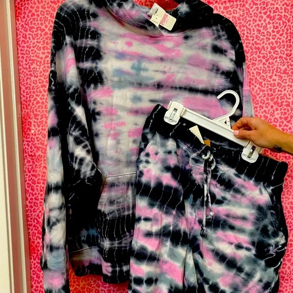 Victoria’s Secret PINK 2pcs Sweatshirt & Shorts M NWT - Picture 1 of 2